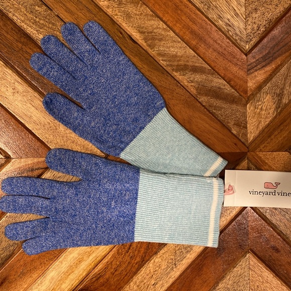 Kids vineyard vines gloves size medium/large - Picture 3 of 5